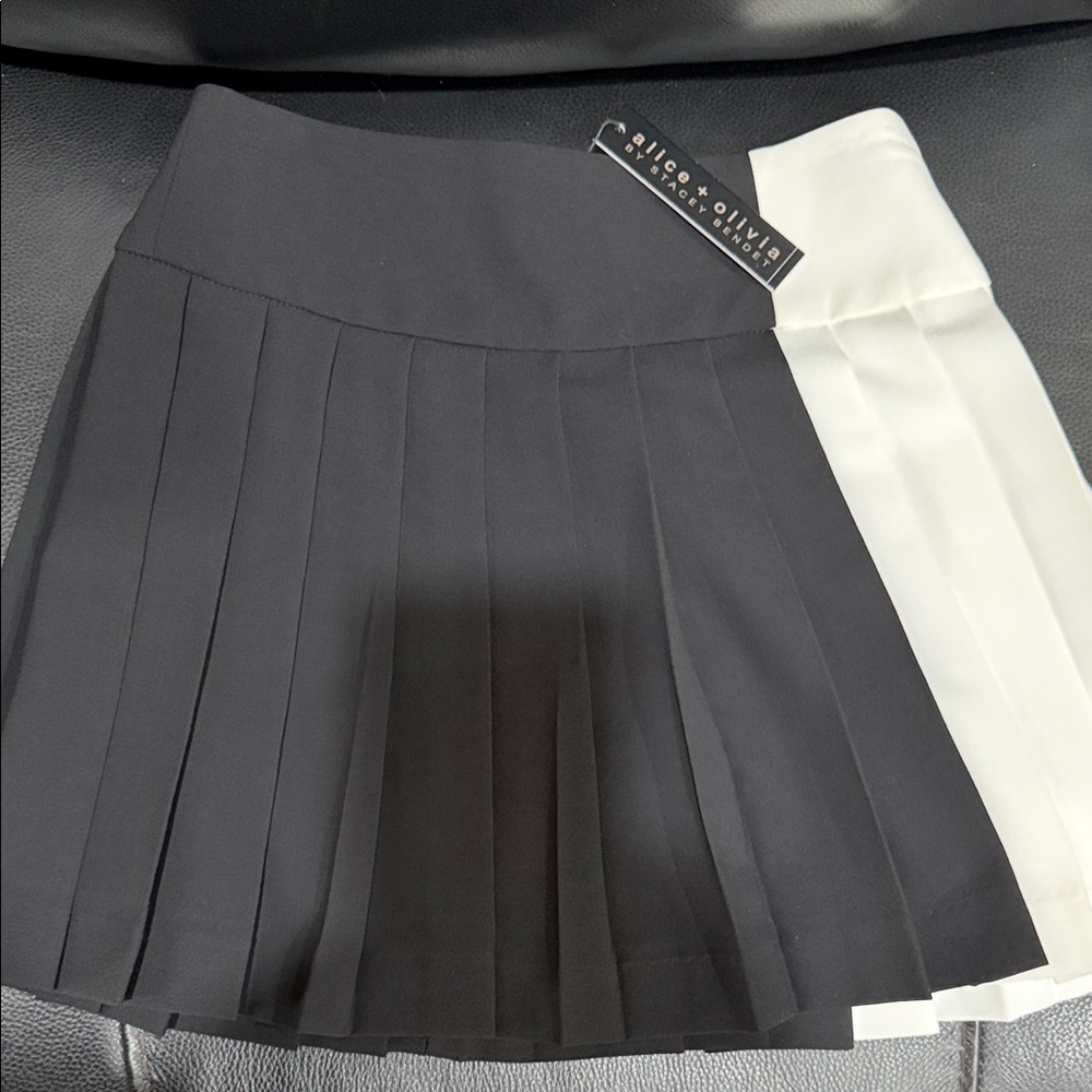 Alice + Olivia Two-Tone Pleated Mini Skirt - Black & White NWT -sold out